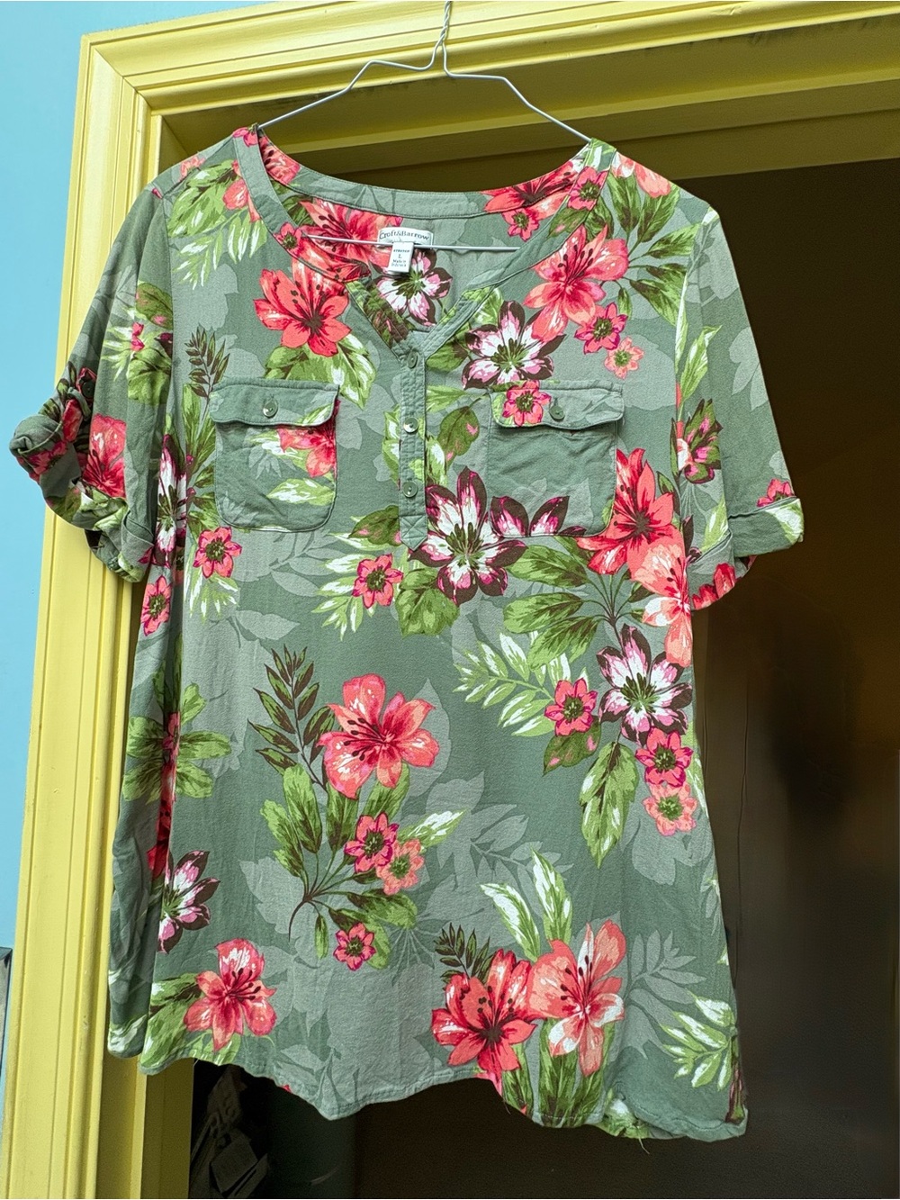 Floral V-Neck SS Top in Olive Green and Coral. Large, Preowned